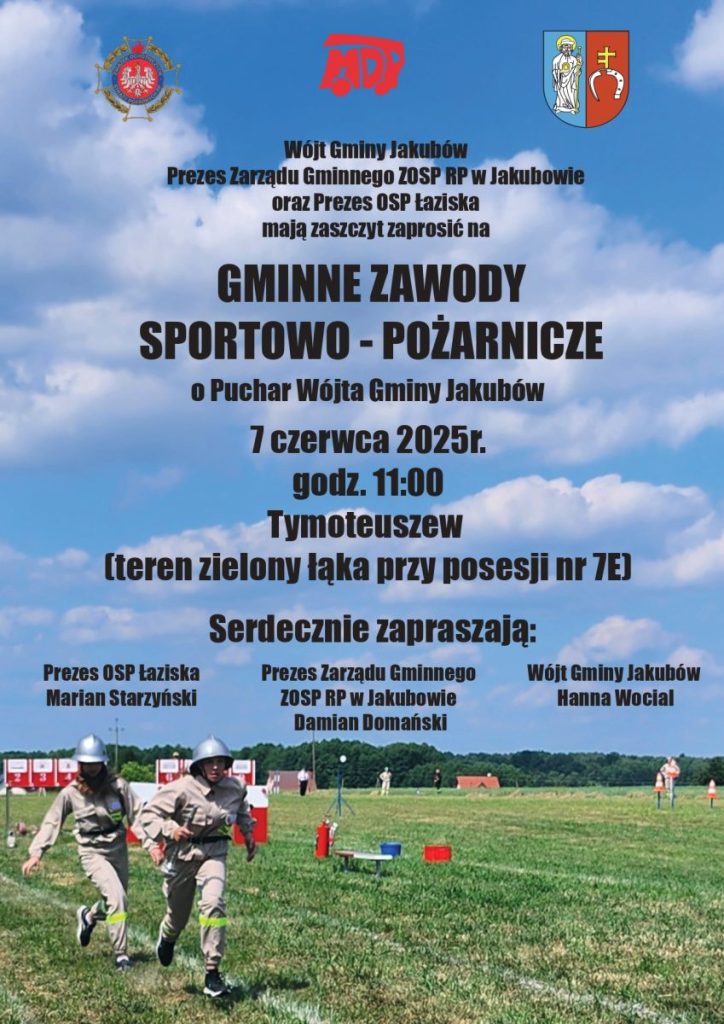 Zaproszenie na gminne zawody sportowo-pożarnicze na tle nieba. Zielona łąka, dwoje strażaków biegnie. Czerwone elementy sprzętu.