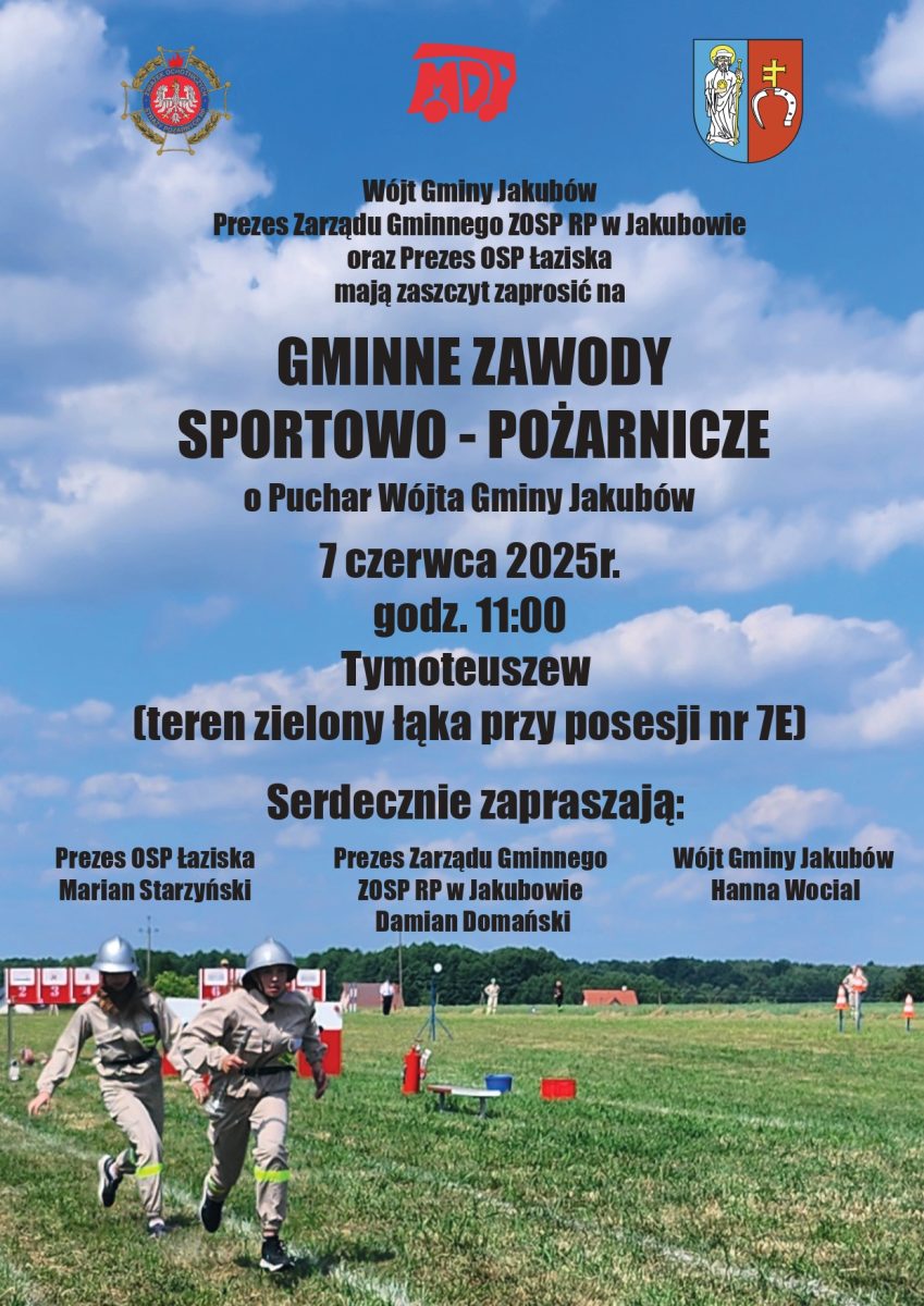 Zaproszenie na gminne zawody sportowo-pożarnicze na tle nieba. Zielona łąka, dwoje strażaków biegnie. Czerwone elementy sprzętu.