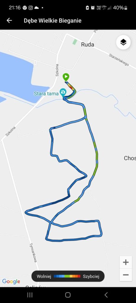 Mapa trasy biegu w Dębem Wielkim. Kolorowa linia biegnie od zielonego do niebieskiego, pokazując tempo. Tło to jasna mapa.