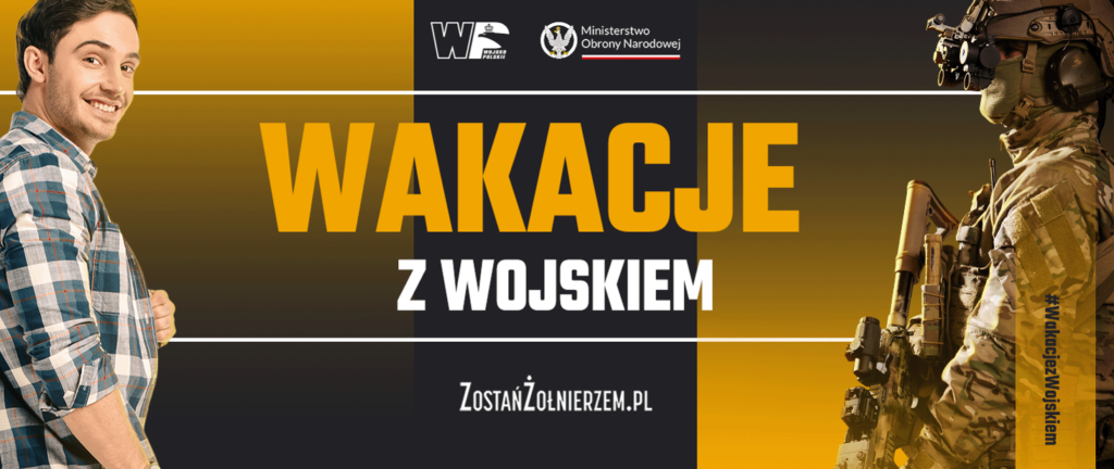 Młody mężczyzna w koszuli po lewej i żołnierz w mundurze po prawej. W centrum napis Wakacje z wojskiem. Tło ciemne z żółtym gradientem.