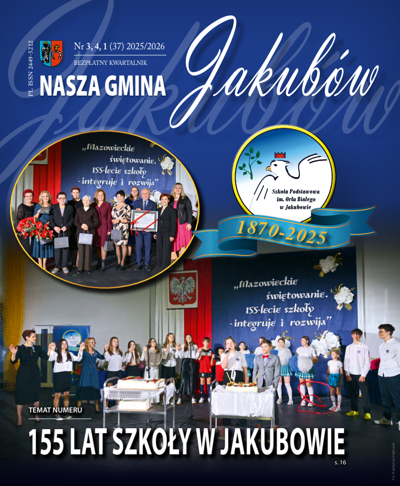 Okładka czasopisma Nasza Gmina Jakubów pokazuje uroczystość z okazji 155-lecia szkoły. Na niebieskim tle znajduje się zdjęcie ludzi na scenie, a także logo szkoły z gołębiem. Dominuje kolor niebieski z elementami czerwieni i b