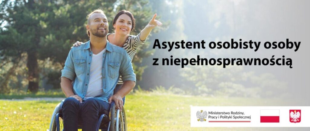 Para na spacerze, mężczyzna na wózku, kobieta wskazuje coś przed nimi. Słoneczny dzień, zieleń w tle. Napis: Asystent osobisty osoby z niepełnosprawnością.