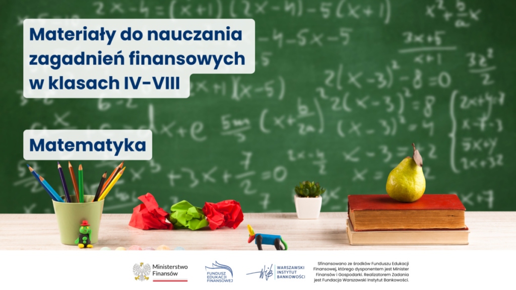 Zdjęcie przedstawia tablicę z zadaniami matematycznymi, kolorowe kredki w kubku i gruszkę na książkach. Tło zielone, tekstury kredowe. Przód: biurko z dekoracjami.