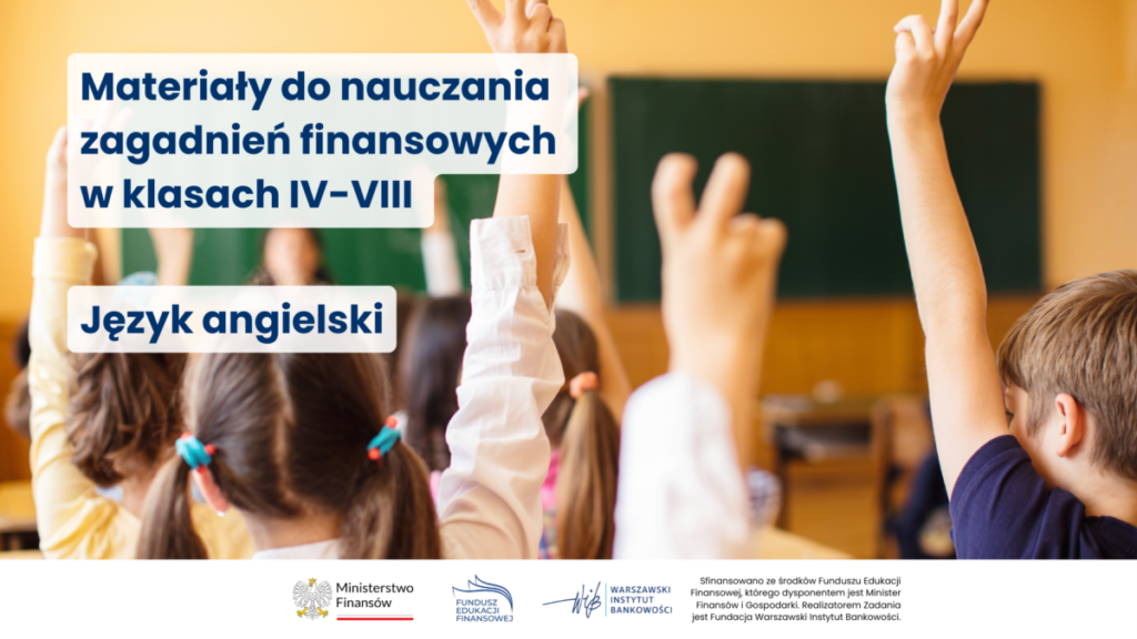 Na obrazie widać dzieci w klasie z rękami w górze, tło to zielona tablica. Napisy: Materiały do nauczania zagadnień finansowych w klasach IV-VIII. Język angielski. Dominują kolory beżowy i zielony.