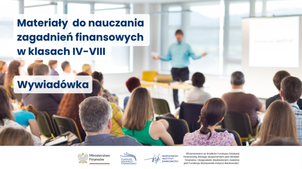 Pomieszczenie z grupą ludzi patrzących na prezentera. Tło jest jasne, z dużymi oknami. Na pierwszym planie niebieski napis o edukacji finansowej.