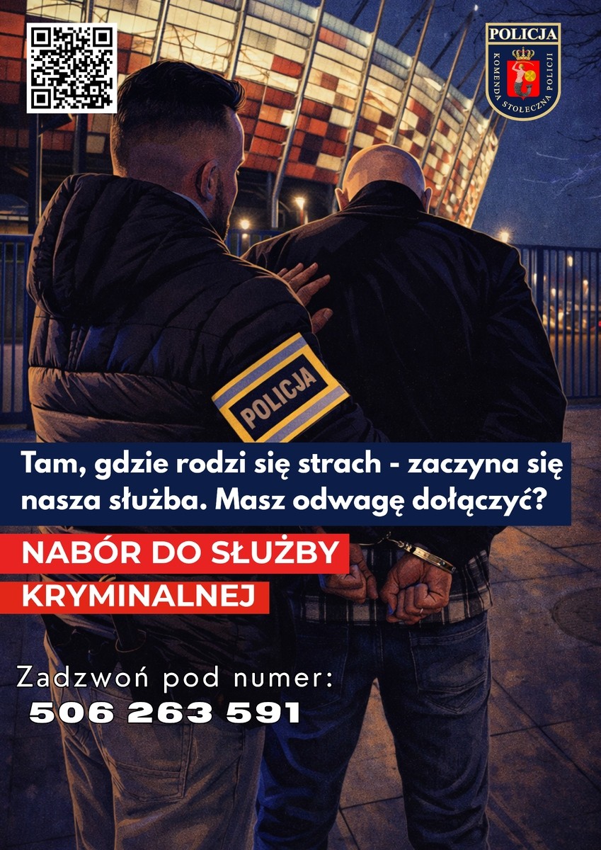 Dwóch mężczyzn stoi przed stadionem; jeden zakuty w kajdanki, drugi z napisem „Policja”. Tło nocne, ciepłe światło. Napis: „Nabór do służby kryminalnej”.