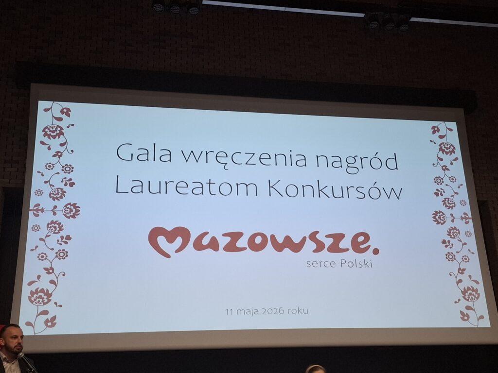 Prezentacja na ekranie z tekstem Gala wręczenia nagród. Białe tło z czerwonymi wzorami kwiatowymi po bokach. Logo Mazowsze poniżej.