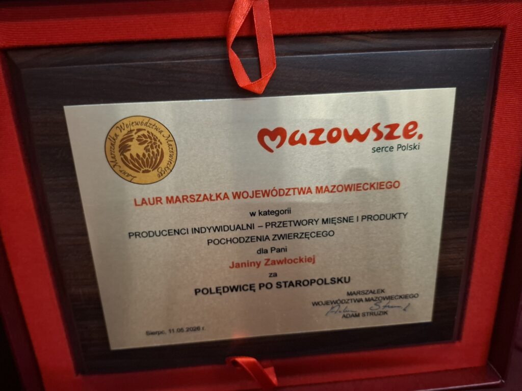 Certyfikat z czerwonym logo Mazowsza na szarym tle. Złote i czerwone napisy opisują nagrodę dla producenta mięsnego. Drewniana rama ozdobiona jest czerwoną wstążką.