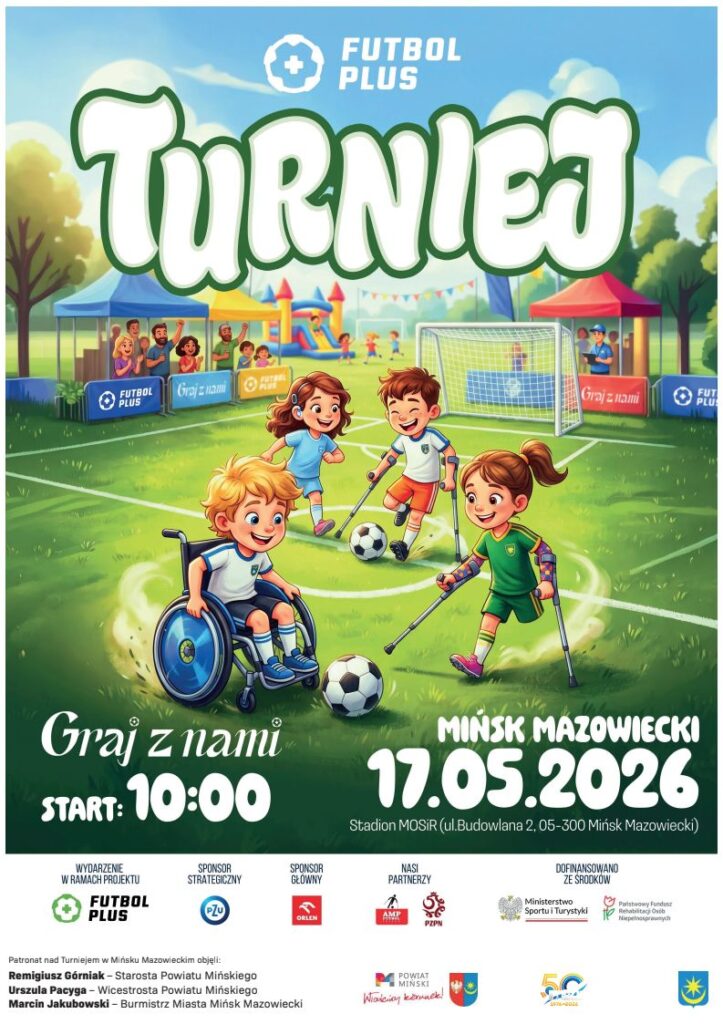Plakat przedstawia dzieci grające w piłkę na zielonym boisku. W tle są namioty i kolorowy plac zabaw. Dominują kolory zielony, niebieski i biały.