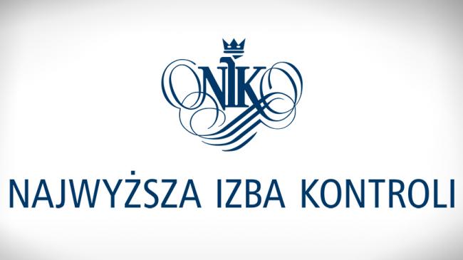 Logo przedstawia niebieskie litery NIK z koroną na białym tle. Poniżej napis Najwyższa Izba Kontroli w tym samym kolorze. Prosty, elegancki design.